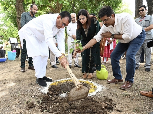 मप्रः विश्व पर्यावरण दिवस पर मंत्री पंवार ने ऑपरेशन सिंदूर की स्मृति में रोपित किया सिंदूर का पौधा