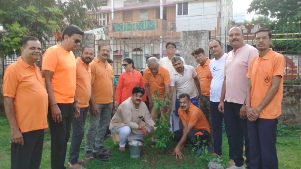 पौधा रोपते हुए यूथ हास्टल एसोसिएशन के सदस्य।