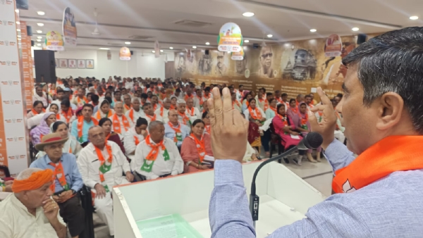 कार्यक्रम को संबोधित करते शिक्षा मंत्री महीपाल ढांडा।