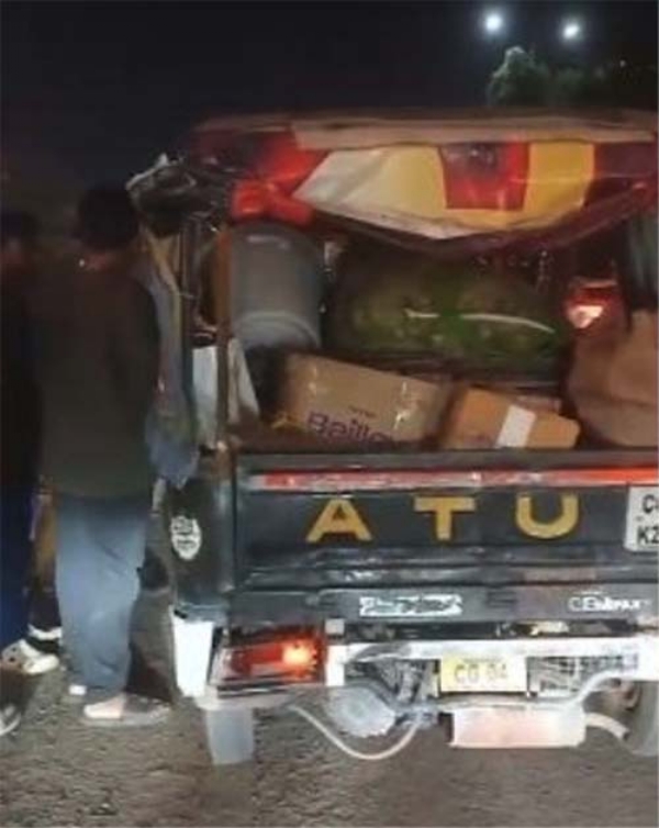 तेज रफ्तार पिकअप वाहन ट्रैफिक जवानों काे राैंदा