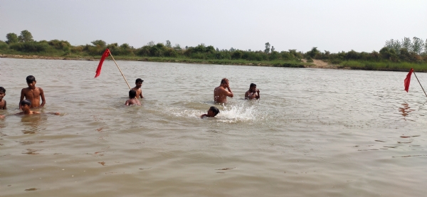 रामगंगा बिहार में रामगंगा नदी घाट पर स्नान करते श्रद्धालु।