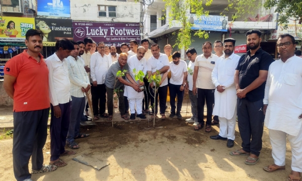 फतेहाबाद। विश्व पर्यावरण दिवस पर पौधारोपण करते भाजपाई।