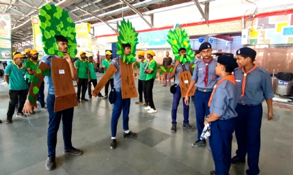 कानपुर में सेंट्रल स्टेशन पर एक नुक्कड़ नाटक आयोजन किया गया स्काउट गाइड के बच्चों ने नाटक के माध्यम से यात्रियों को पर्यावरण के प्रति जागरूक किया का छायाचित्र