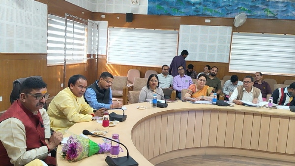 विकास भवन में  विकास कार्यों की बैठक लेते डॉक्टर धन सिंह रावत