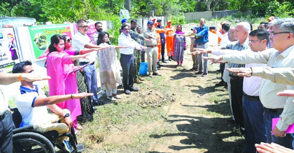 पर्यावरण की शपथ लेते हुए