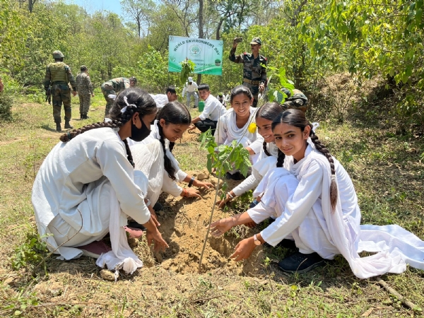 पाैधाराेपण अभियान में भाग लेते बचचे््