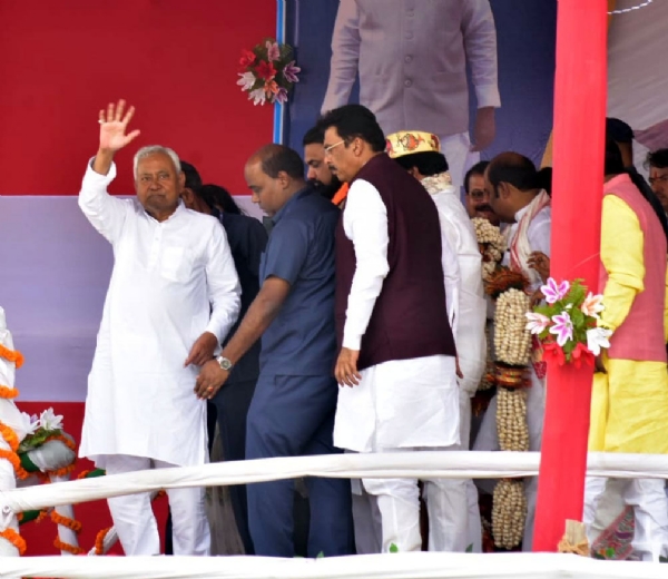 दरभंगा में मुख्यमंत्री नीतीश कुमार सूरज नारायण स्मृति सभा के दौरान