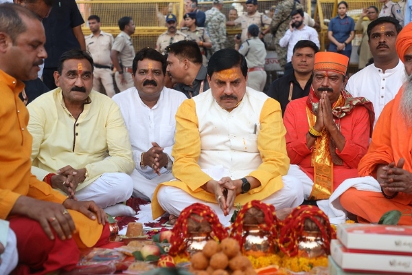 सपत्नीक पूजा-अर्चना