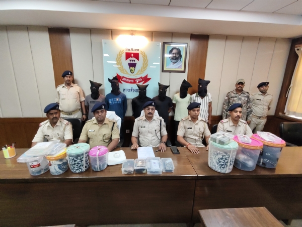 पत्रकारों को जानकारी देते एसपी व अन्य।