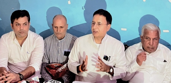 पानीपत में पत्रकारों से वार्ता करते सांसद रणदीप सिंह सुरजेवाला