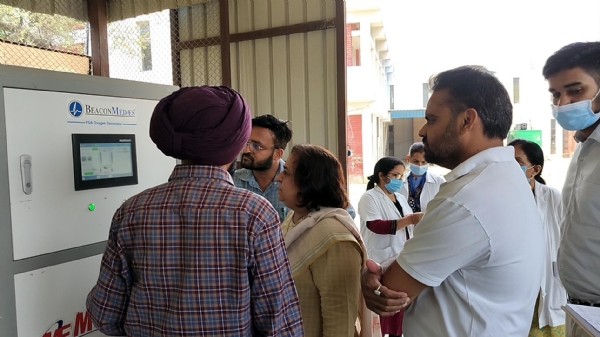 टोहाना सरकारी अस्पताल का निरीक्षण करते सीएमओ।
