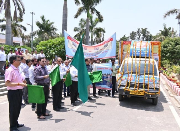 मोबाइल वैन रवाना करते जीएम