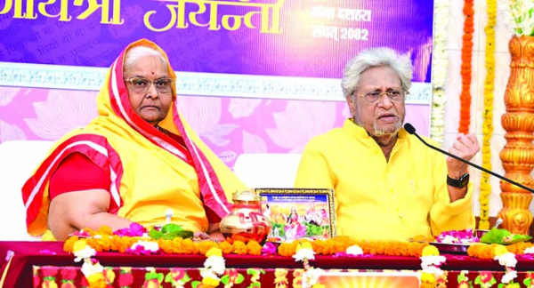 कार्यक्रम के दौरान डा. प्रणव पण्ड्या और शैलदीदी