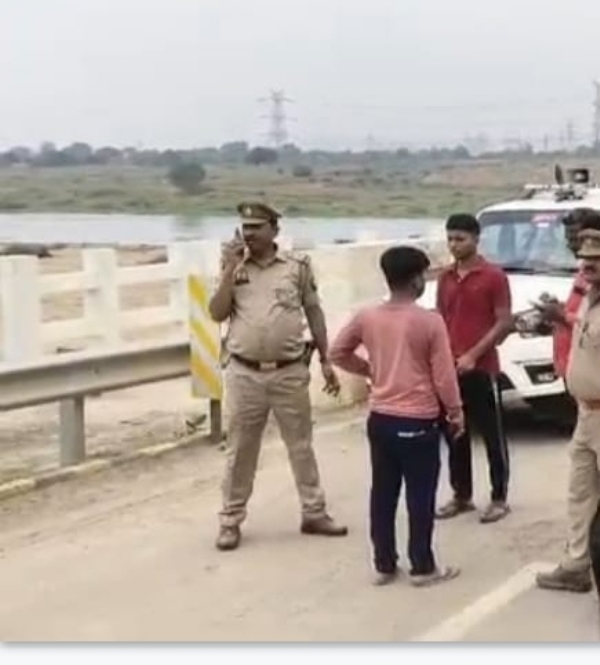 घटनास्थल पर पुलिस व राहगीर घटनास्थल पर पुलिस व राहगीर