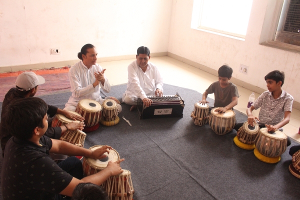 जवाहर कला केंद्र में जूनियर समर कैंप:गायन के गुर सीखने के साथ तबले पर अंगुलियों का जादू दिखा रहे बच्चे जवाहर कला केंद्र में जूनियर समर कैंप:गायन के गुर सीखने के साथ तबले पर अंगुलियों का जादू दिखा रहे बच्चे