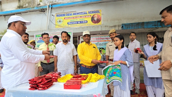 अररिया फोटो:सफल प्रतिभागियों को पुरस्कृत करते