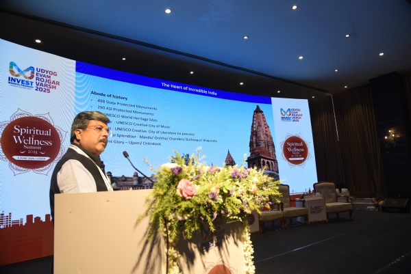 प्रमुख सचिव  शुक्ला उज्जैन में स्पिरिचुअल और वेलनेस समिट के दौरान पैनल डिस्कशन में निवेशकों से चर्चा कर रहे थे।