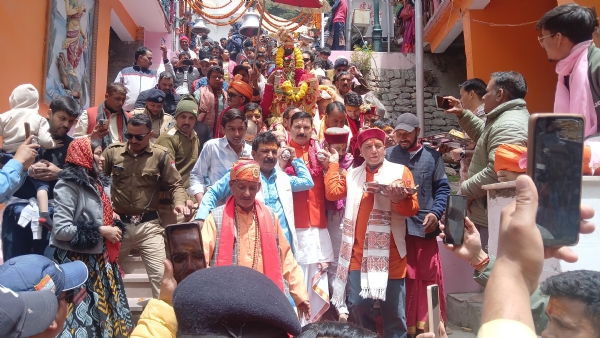 गंगोत्री धाम में गंगा दशहरा पर हजारों श्रद्धालुआस्था की डुबकी लगाते हुए-