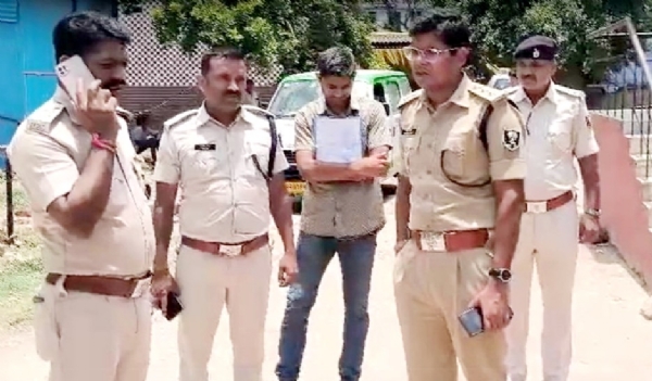 फुलवरिया में तैनात पुलिस अधिकारी