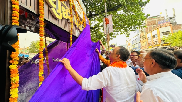 वाटर एटीएम  का उद्घाटन करते महापौर