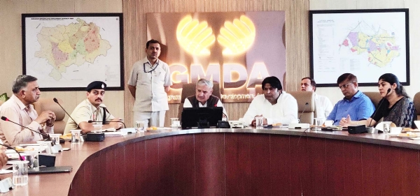 गुरुग्राम जीएमडीए में उच्चस्तरीय बैठक लेते केंद्रीय मंत्री राव इंद्रजीत सिंह।