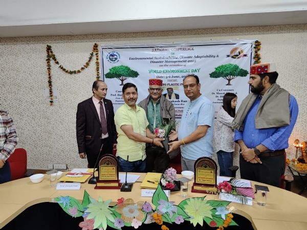 सीयू में शुरू हुए राष्ट्रीय सम्मेलन में आए मुख्य वक्ताओं का स्वागत करते हुए।