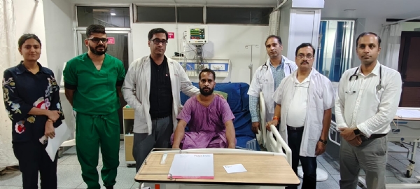 सफल ऑपरेशन के बाद चिकित्सकों के बीच मरीज