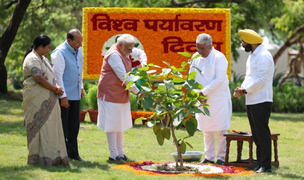 आधार ओपन करते प्रधानमंत्री