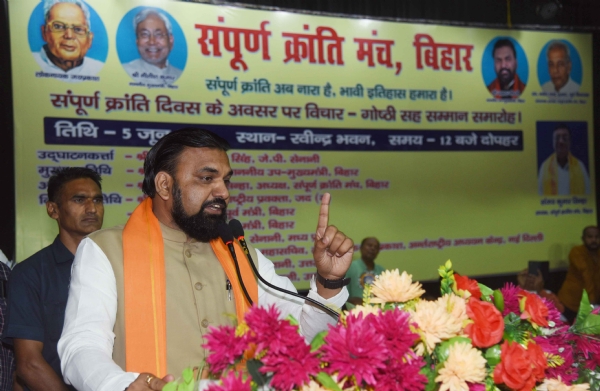 सम्पूर्ण क्रांति दिवस समारोह को संबोधित करते उपमुख्यमंत्री सम्राट चौधरी