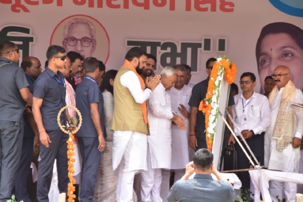 दरभंगा में मुख्यमंत्री नीतीश कुमार सूरज नारायण स्मृति सभा के दौरान