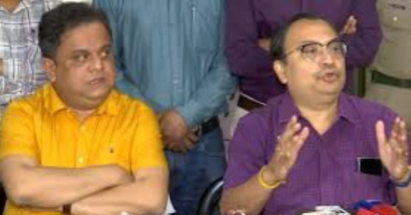 तृणमूल नेता ब्रात्य बसु और कुणाल घोष बांग्ला फिल्म  कर्पूर के बारे में जानकारी देते हुए।