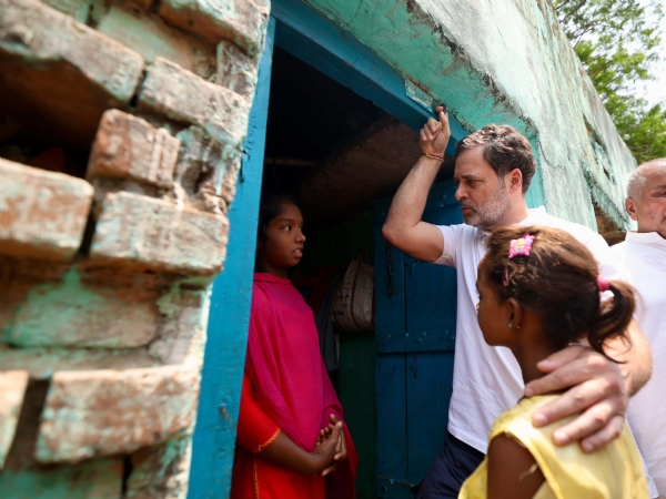 लोकसभा में विपक्ष के नेता राहुल गांधी ने पर्वतारोही दशरथ मांझी के पैतृक आवास पर जाकर उनके परिजनों से मुलाकात की.