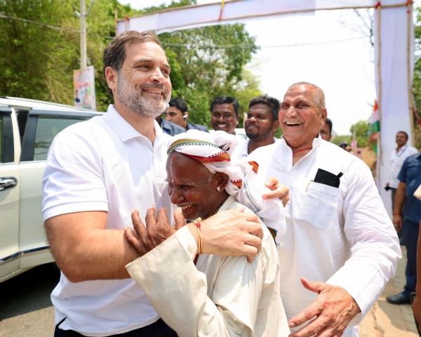 लोकसभा में विपक्ष के नेता राहुल गांधी ने पर्वतारोही दशरथ मांझी के पैतृक आवास पर जाकर उनके परिजनों से मुलाकात की.