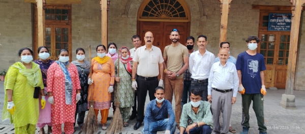 स्वच्छता अभियान के दौरान महापौर व अन्य ।