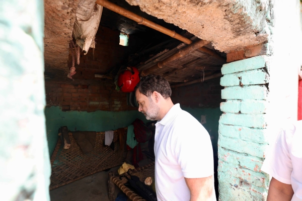 लोकसभा में विपक्ष के नेता राहुल गांधी ने पर्वतारोही दशरथ मांझी के पैतृक आवास पर जाकर उनके परिजनों से मुलाकात की.