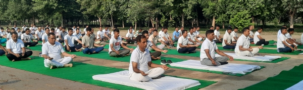 पुलिस लाइन में योग करते एसपी भूपेंद्र सिंह व अन्य अधिकारी व कर्मचारी गण