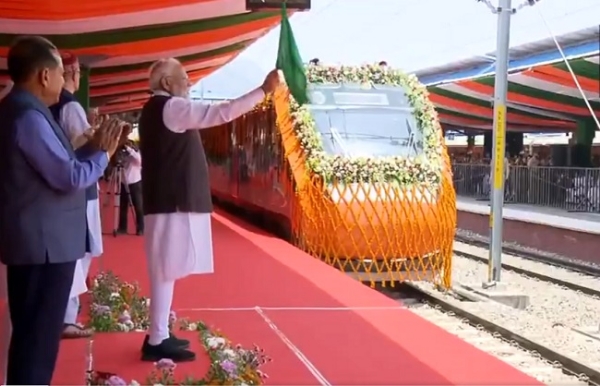 प्रधानमंत्री मोदी कटरा-श्रीनगर वंदे भारत ट्रेन को हरी झंडी दिखाते हुए