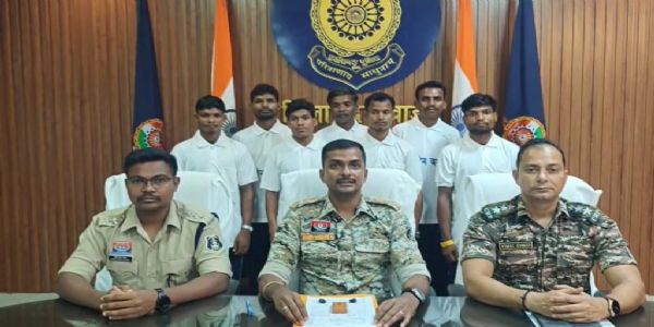 छत्तीसगढ़ के दंतेवाड़ा में दो इनामी समेत 7 नक्सलियों ने किया आत्मसमर्पण