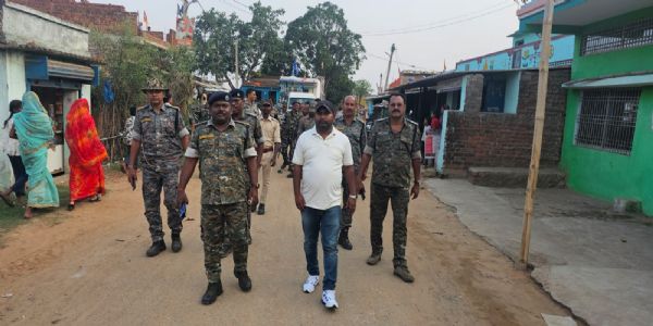 बकरीद को लेकर पुलिस ने किया फ्लैग मार्च