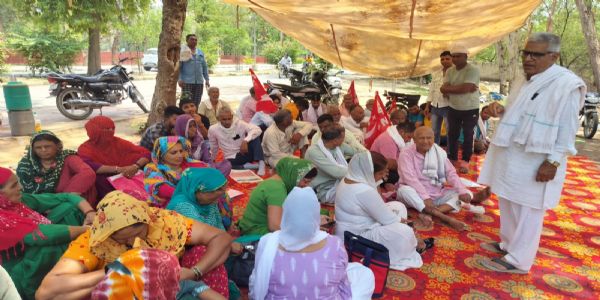 जींद : माकपा कार्यकर्ताओं ने लघु सचिवालय पर धरना दिया