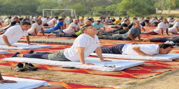 फरीदाबाद : योग शिविर में पुलिस कर्मियों को स्वस्थ्य रहने के गुर सिखाये