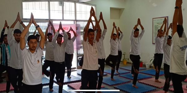 स्वास्थ्य और अनुशासन को बढ़ावा देने के लिए जीडीसी बसोहली में योग सत्र आयोजित
