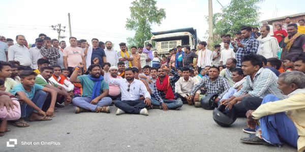 हाइवा के चपेट में आने से बाइक सवार युवक की माैत, सड़क जाम