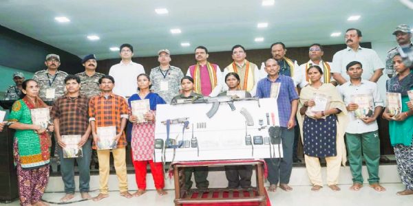 महाराष्ट्र : मुख्यमंत्री की मौजूदगी में 12 नक्सलियों ने किया आत्मसमर्पण