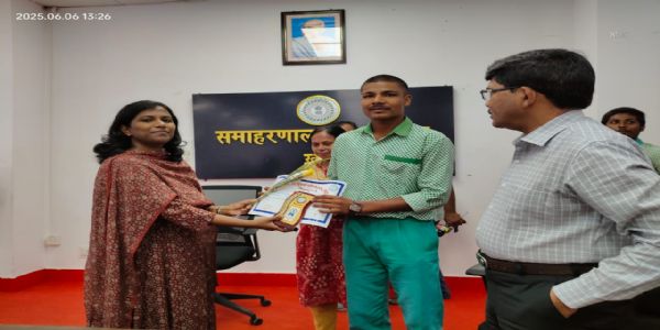 परीक्षा में बेहतर प्रदर्शन करने वाले 26 छात्रों को उपायुक्त ने दिया प्रशस्ति पत्र
