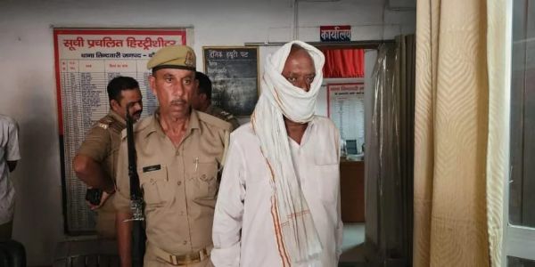 आठ हजार रुपये रिश्वत लेते रंगे हाथ पकड़े गए राजस्व निरीक्षक, तहसील में मचा हड़कम्प
