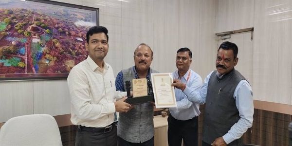 रायसेनः सशस्त्र सेना झण्डा निधि में सराहनीय योगदान के लिए कलेक्टर विश्वकर्मा सम्मानित