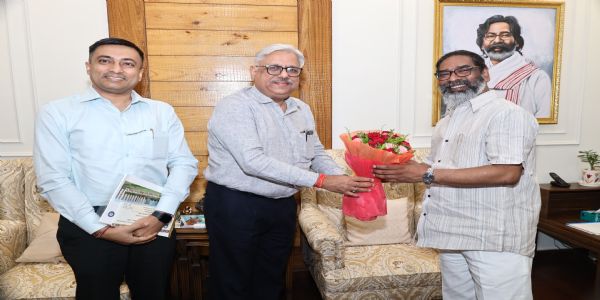 मुख्यमंत्री से मिले एम्स के निदेशक, दीक्षांत समारोह में किया आमंत्रित