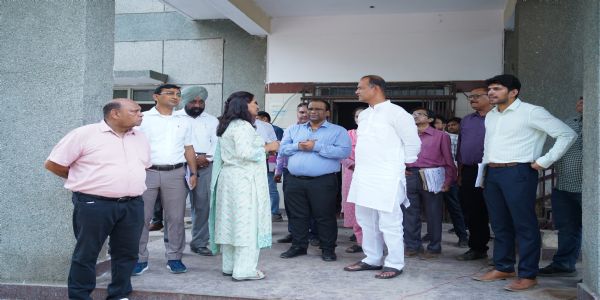 मंत्री रविंद्र इंद्राज ने नरेला में दिव्यांगों के लिए बन रहे भवन का निरीक्षण किया