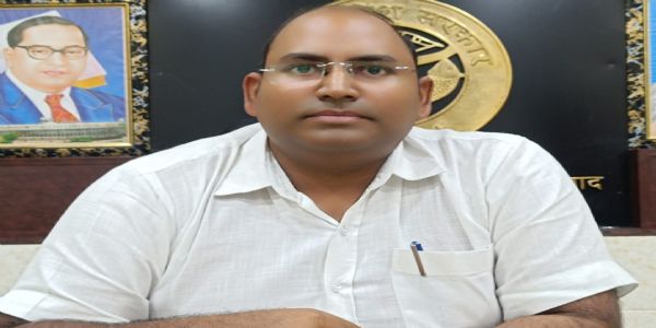 बीएसए ने बीईओ का एक दिन का वेतन रोकने की संस्तुति की